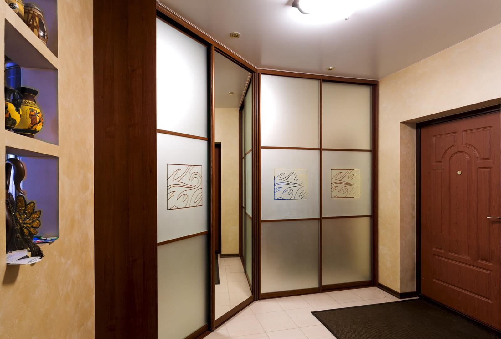 /Угловой шкаф-купе №195 с полупрозрачным стеклом и рисунком на заказ